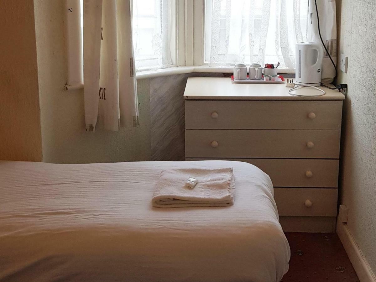 Pleasure Hotel By The Beach. بلاكبول الغرفة الصورة